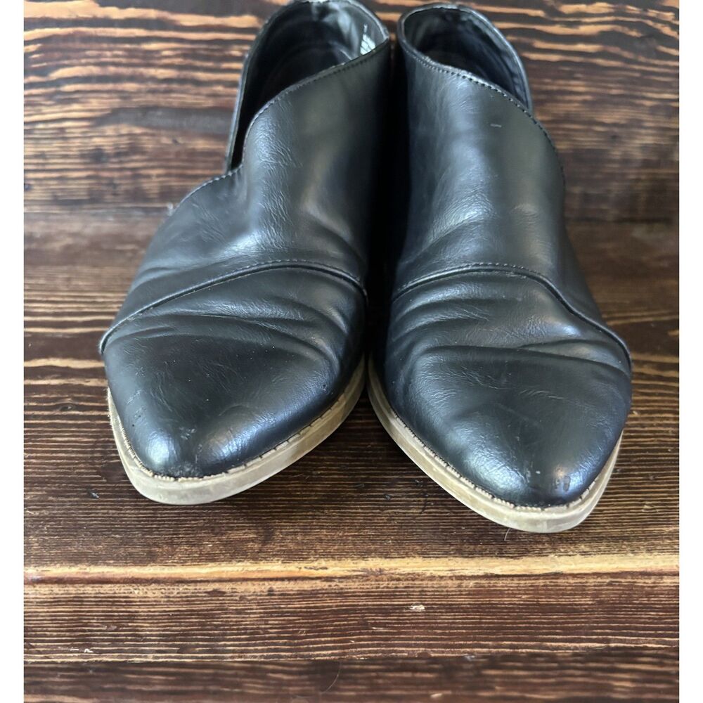 Universal Thread Shoes - Picture 2 of 3